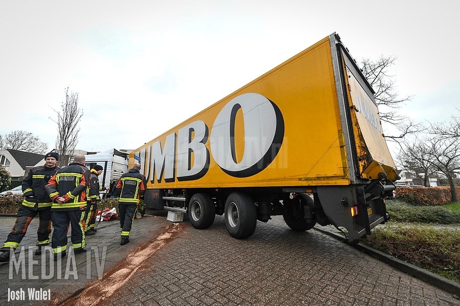 Vrachtwagenchauffeur rijdt zich klem in woonwijk Bodegraven