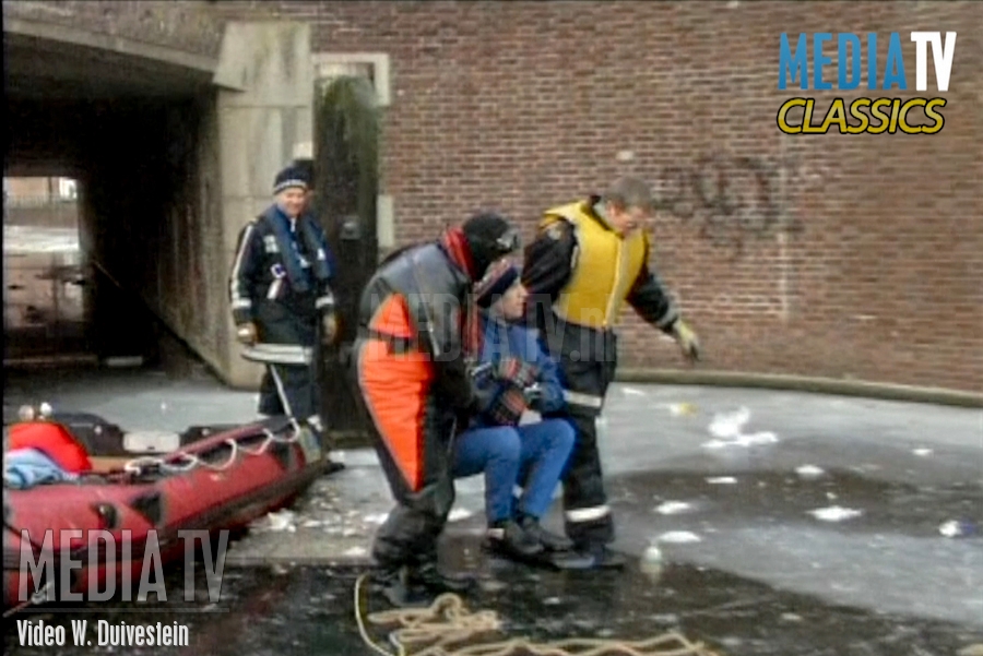 MediaTV Classics: reddingsoperatie voor schaatser onder brug in Rotterdam (video)
