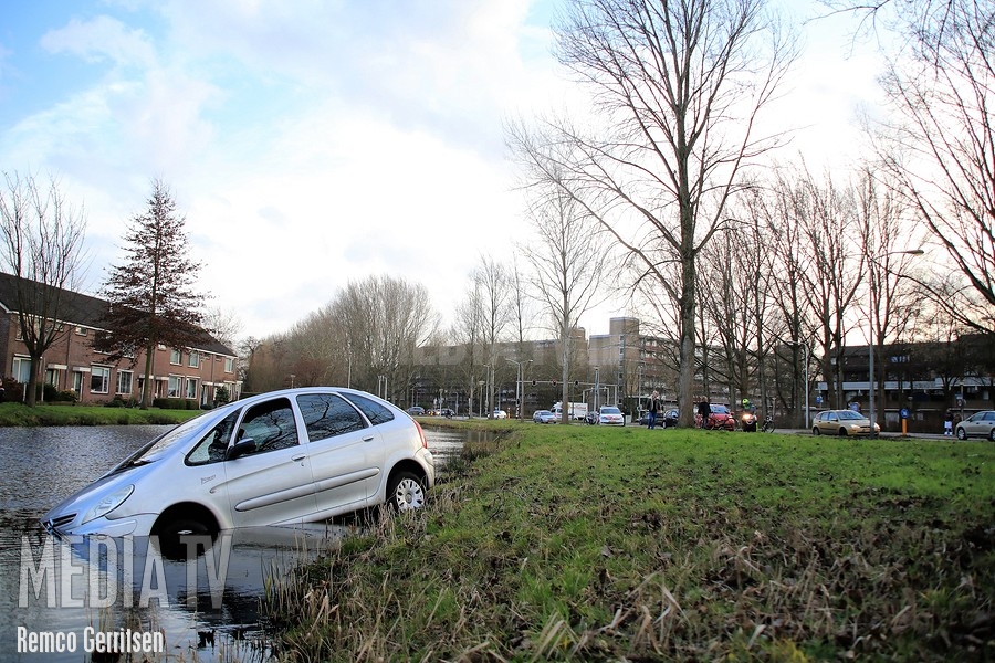 Auto te water bij eenzijdig ongeval Ridder van Catsweg Gouda