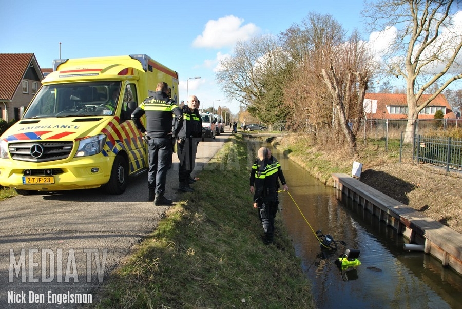 Man rijdt met scootmobiel water in Vrouwgelenweg Hendrik-Ido-Ambacht