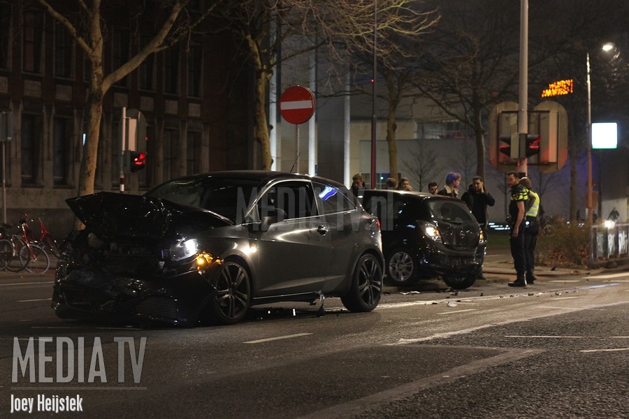 Ravage na aanrijding tussen twee auto's Blaak Rotterdam