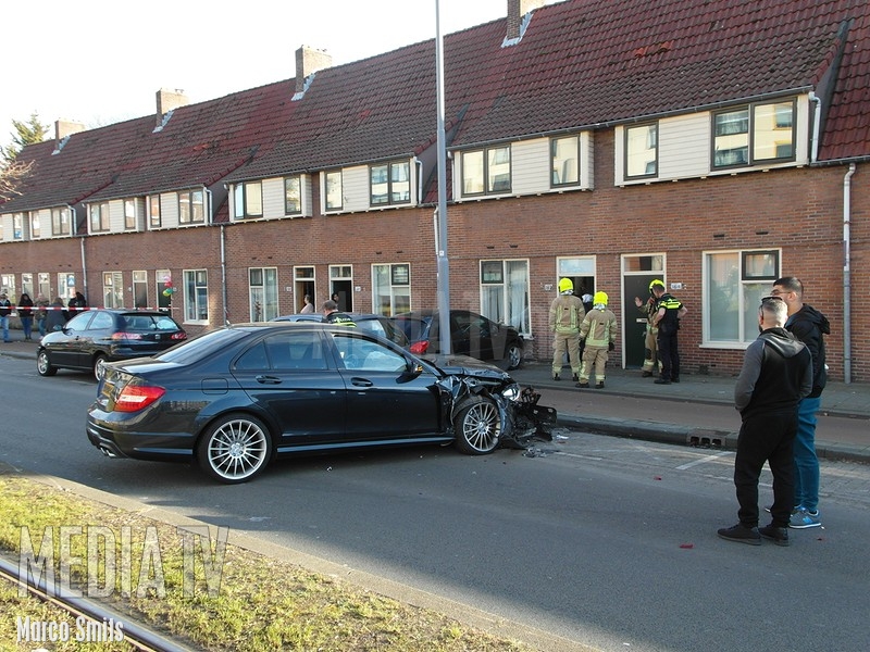 Auto klapt tegen gevel van woning na aanrijding Bree Rotterdam