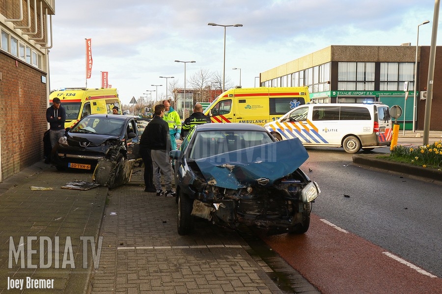 Twee gewonden na aanrijding Industrieweg Rotterdam