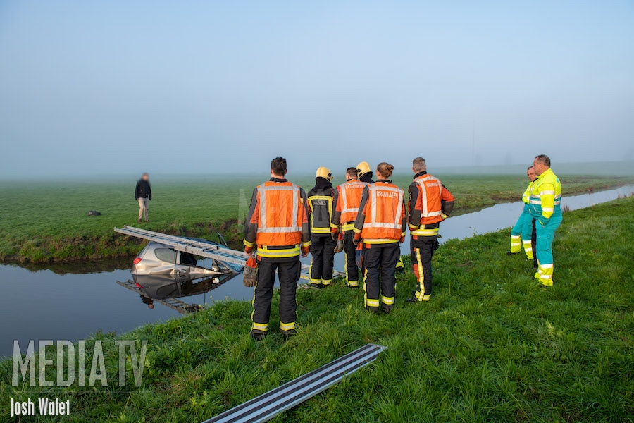 Auto belandt in sloot N11 Alphen aan den Rijn