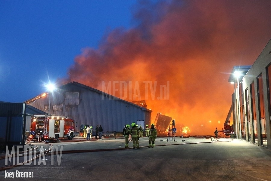 Zeer grote brand bij recyclingsbedrijf Dordrecht (GRIP 2) (video)