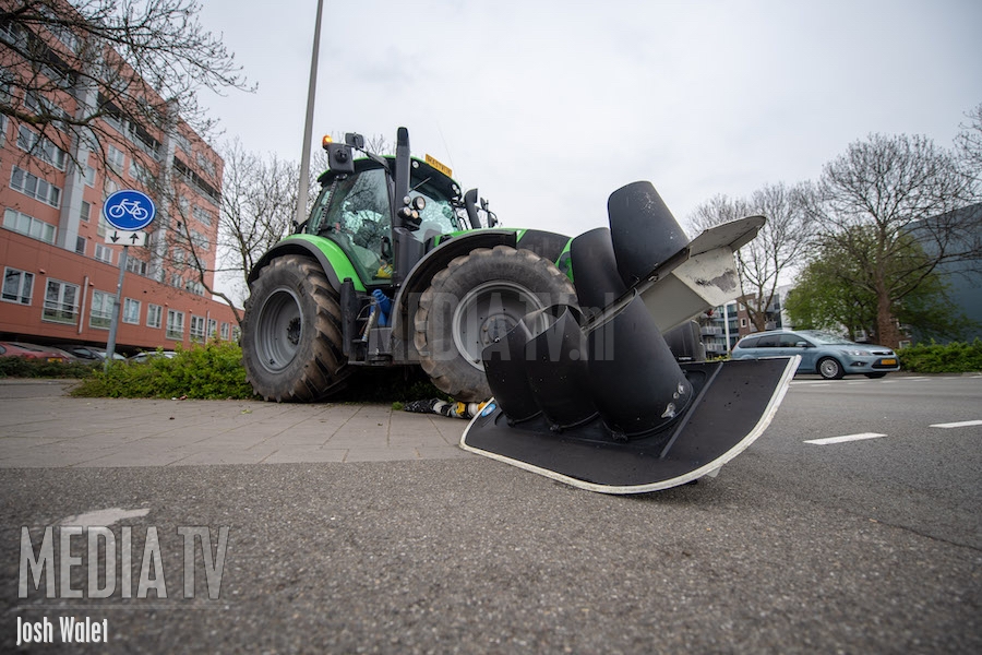 Tractor wijkt uit en klapt op stoplicht in Alphen aan den Rijn
