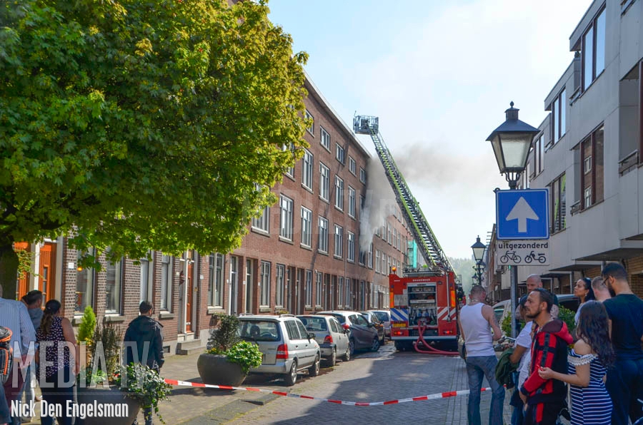 Twee brandweermensen gewond bij woningbrand Zuidhoek Rotterdam (video)