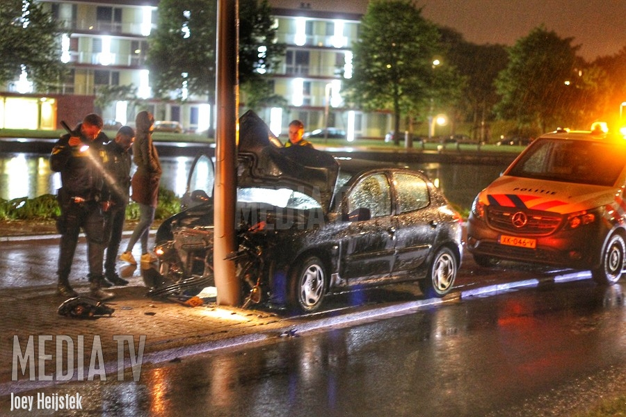 Automobilist gewond na eenzijdig ongeval Abraham van Stolkweg Rotterdam