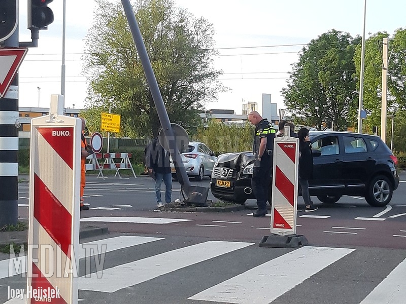 Automobilist klapt op lichtmast door krappe bocht Rietkerkweg Rotterdam