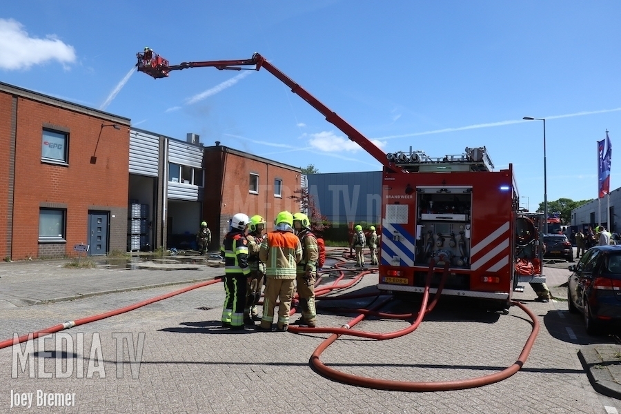 Zeer grote brand in bedrijfsverzamelgebouw Admiraal Trompstraat Schiedam (video)