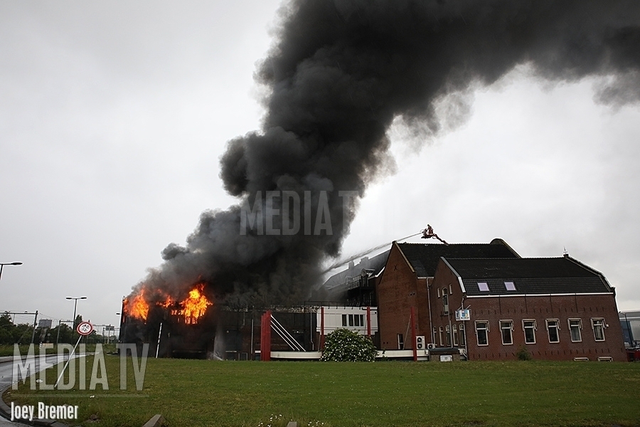 Grote uitslaande brand Koningin Wilhelminahaven Vlaardingen (video)