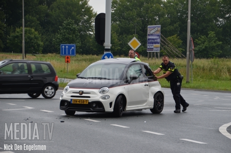 Auto's komen in botsing Langeweg Hendrik-Ido-Ambacht