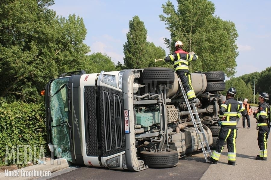Chauffeur gewond na kantelen vrachtwagen met 29 ton stenen Droespolderweg Rozenburg