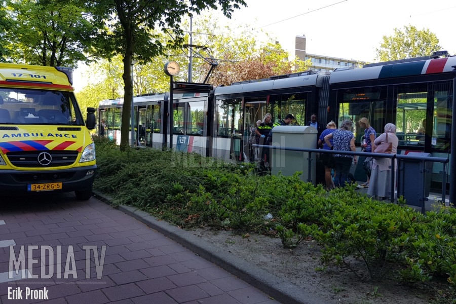 Voetganger ziet tram te laat Hof van Spaland Schiedam