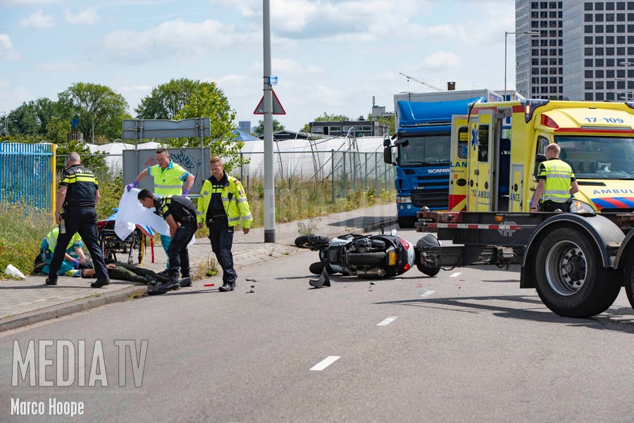 Motorrijder gewond na aanrijding met vrachtwagen Marconistraat Rotterdam