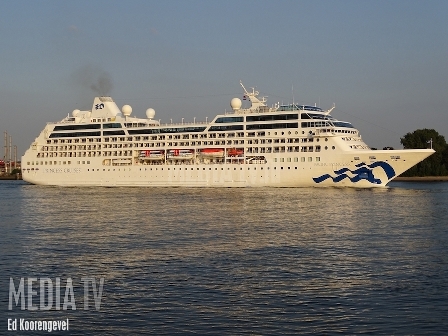 "Love Boat" Pacific Princess verlaat Rotterdam