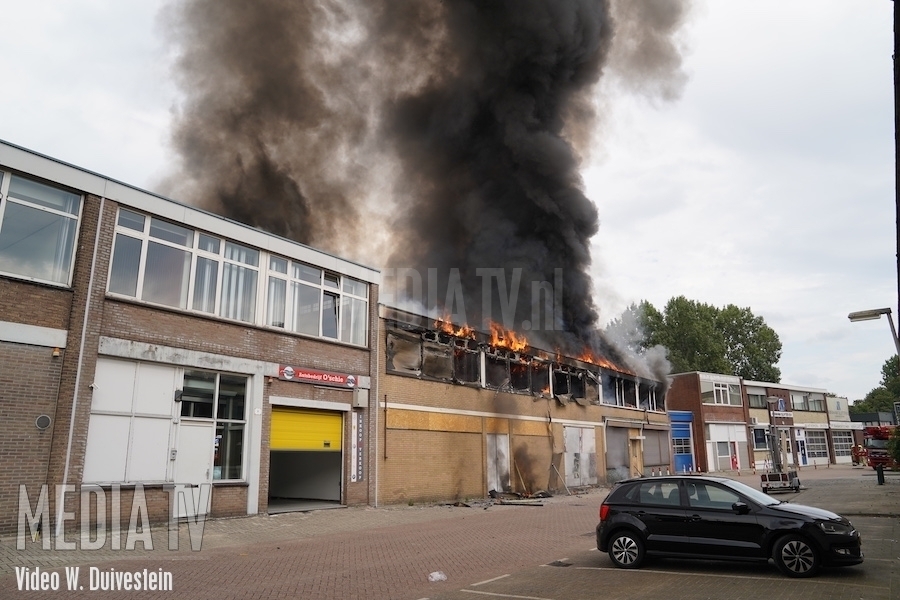 Tieners opgepakt voor grote brand in bedrijfspand Abraham van Beyerenstraat Rotterdam