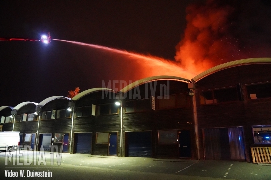 Zeer grote brand in loodsen Industrieweg Rotterdam (video)