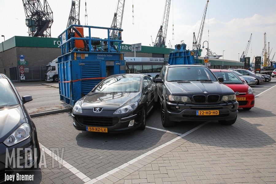 Vrachtwagen verliest lading Waalhaven Noordzijde Rotterdam