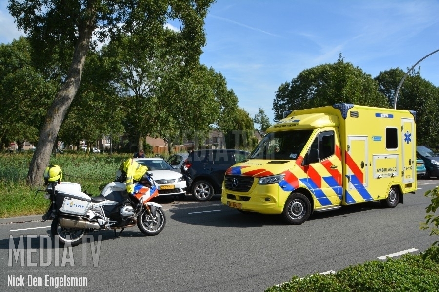 Vier voertuigen beschadigd na aanrijding Fruiteniersstraat Zwijndrecht