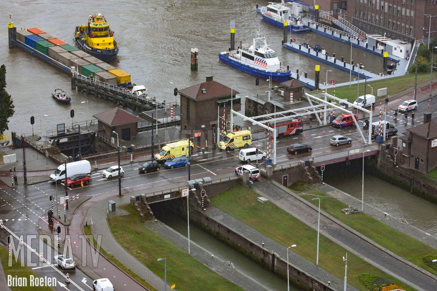 Twee gewonden na aanvaring containerschip in Parksluis