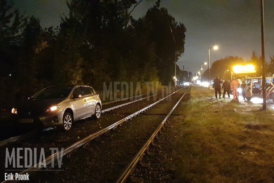 Automobilist rijdt zich muurvast op de tramrails in Schiedam-Noord