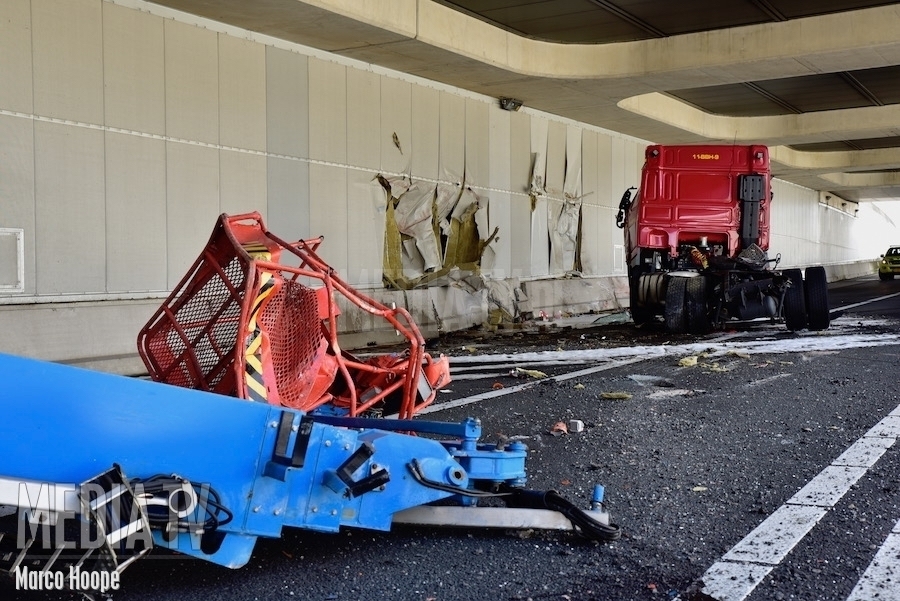 Eenzijdig ongeluk met vrachtwagen zorgt voor ravage op A4 Leiden