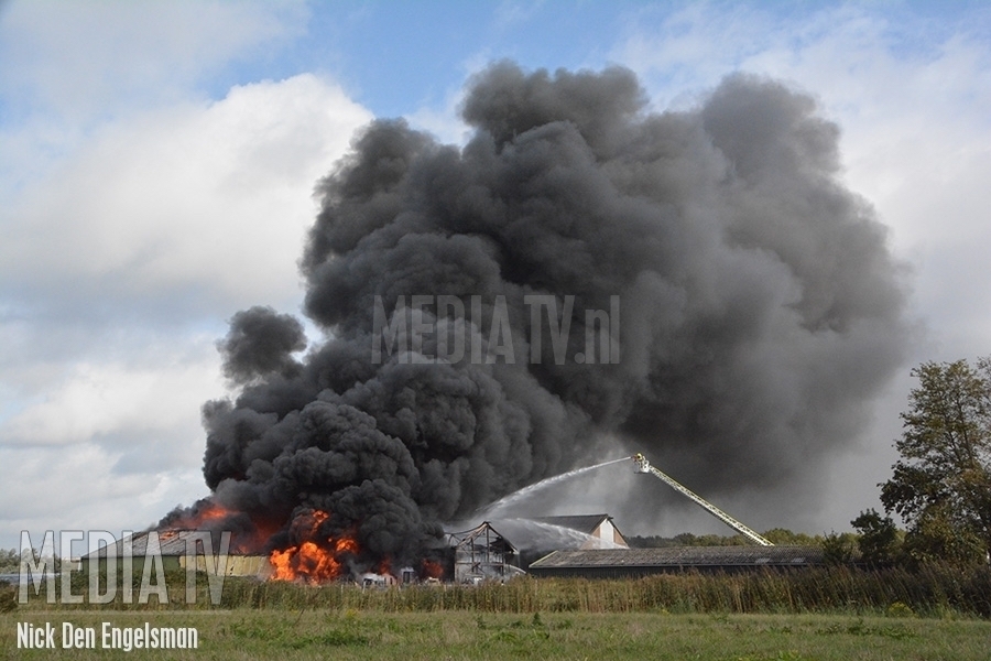 Grote uitslaande brand in schuur Voorweg Ridderkerk (video)