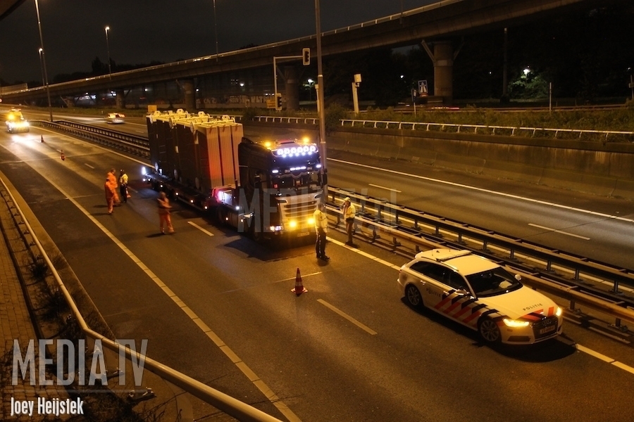 Vrachtwagen rijdt zich vast op A20 onder viaduct Kleinpolderplein
