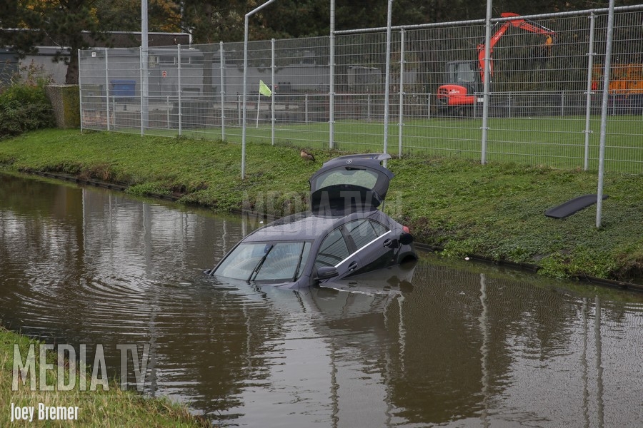 Man schakelt per ongeluk handrem uit; auto raakt te water Lucie Vuylstekeweg Rotterdam