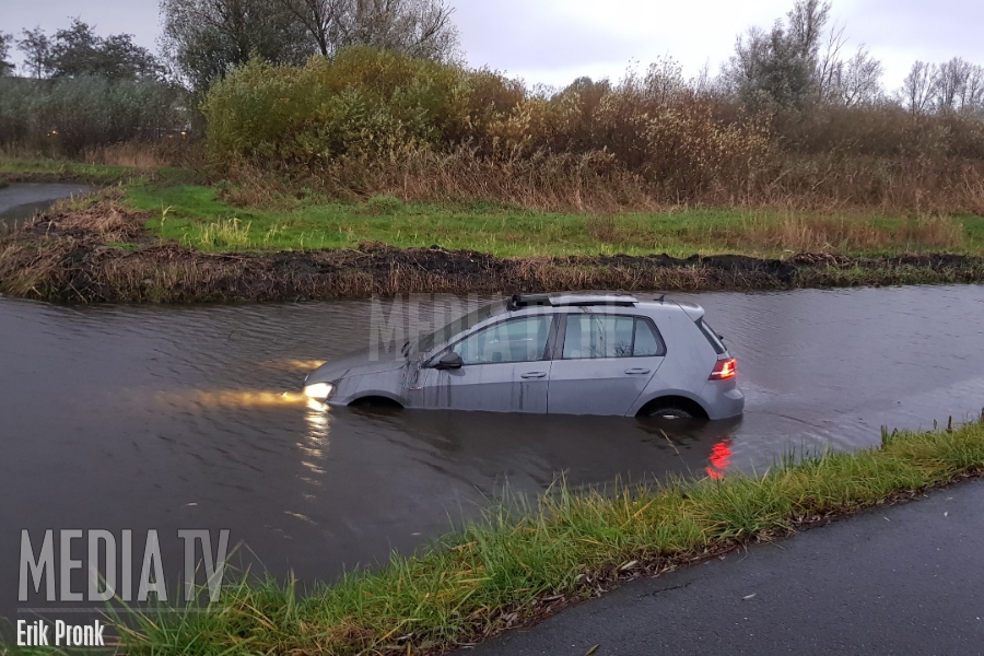 Auto eindigt in het water Woudweg Vlaardingen