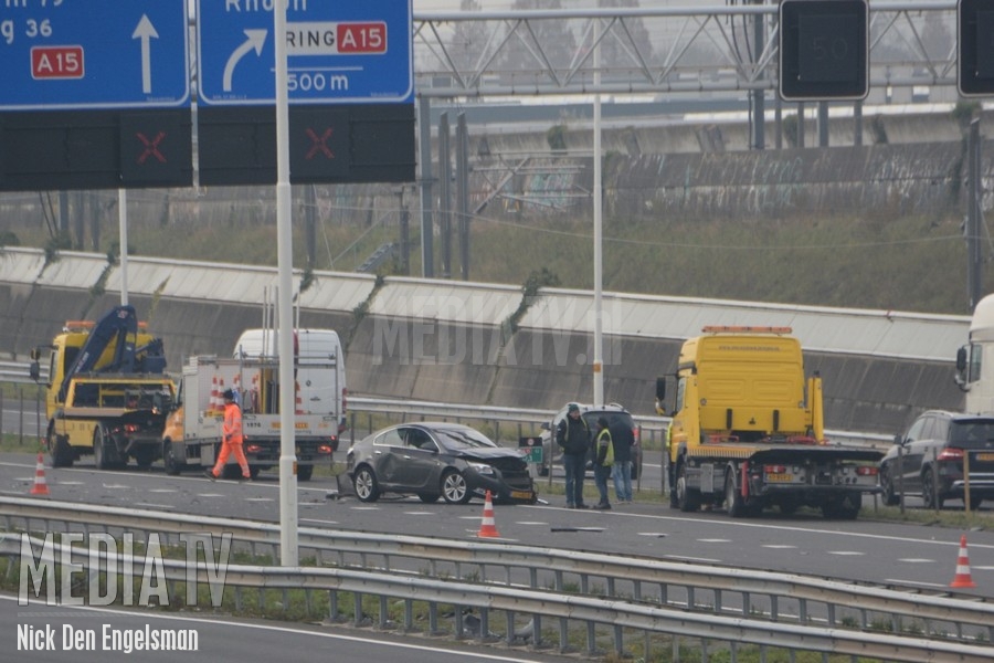 Twee rijstroken dicht na ongeval met vrachtwagen op A15 bij Barendrecht