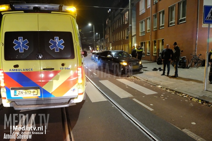 Scooter zwaar beschadigd na ongeval met auto Linker Rottekade Rotterdam