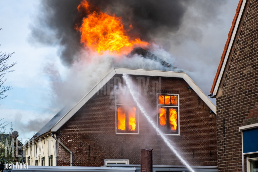 Mogelijk asbest vrijgekomen bij grote woningbrand Bodegraven (video)