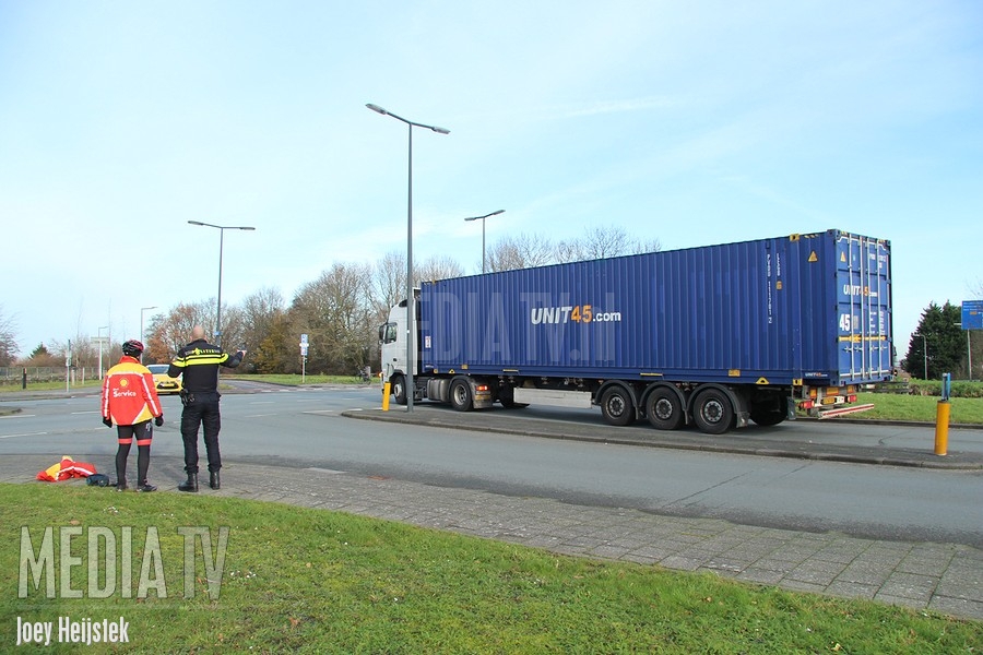 Fietser geschept door vrachtwagen op Brandingdijk Rotterdam