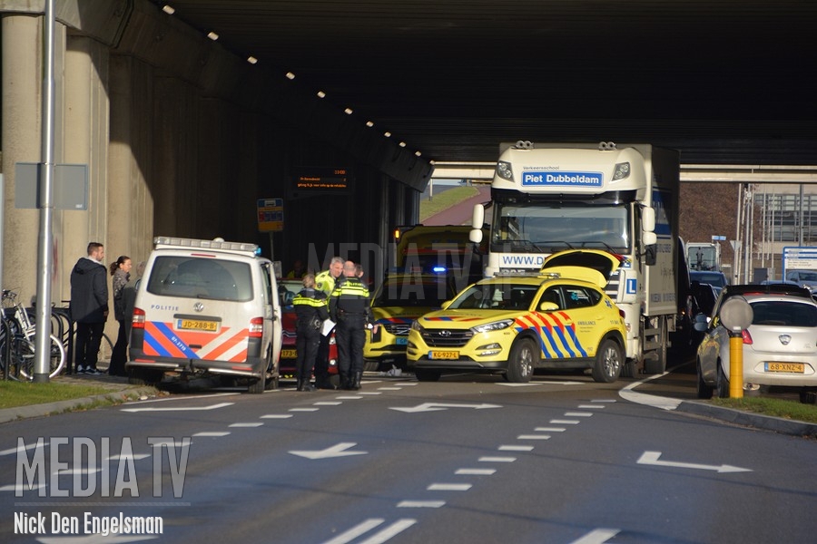 Tiener gewond na aanrijding met vrachtwagen 1e Barendrechtseweg Barendrecht