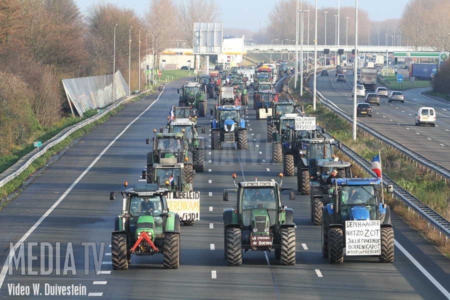 Protesterende boeren en bouwers in en rondom regio Rijnmond (video)