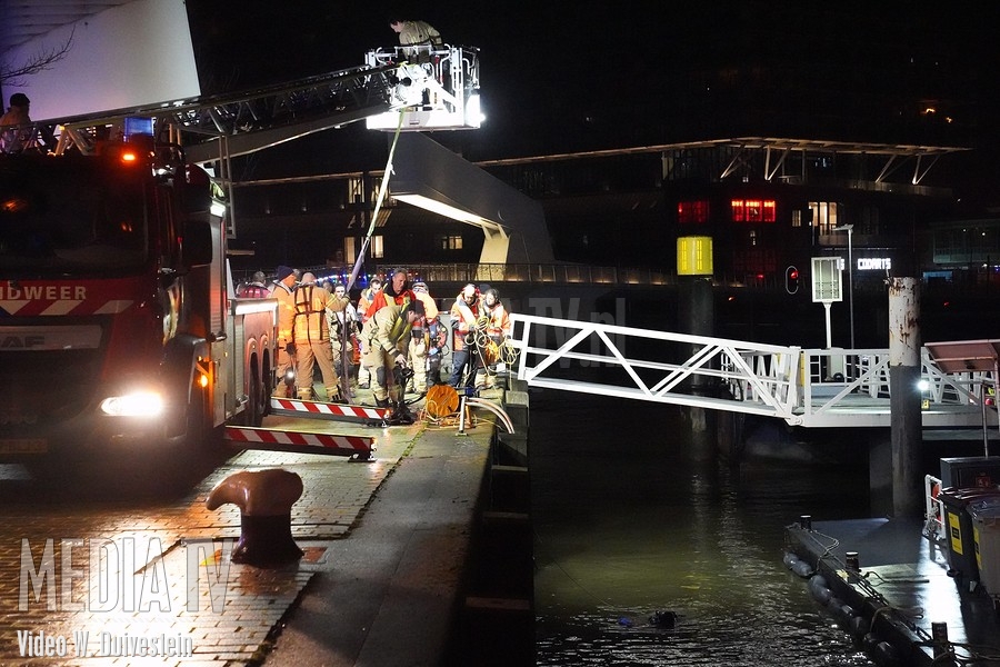 Hulpdiensten redden vrouw uit water Landverhuizersplein Rotterdam