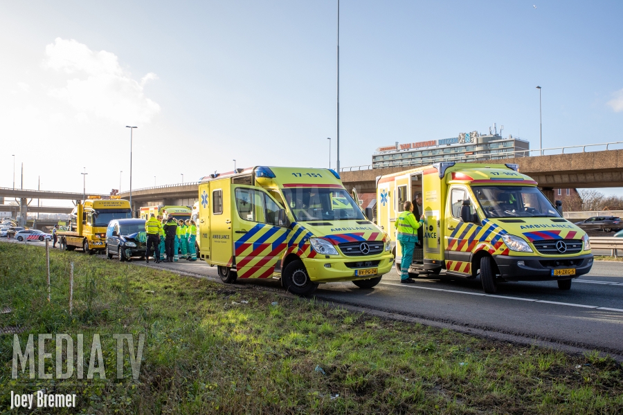 Gewonden op A20 Rotterdam na botsing met ambulance (video)