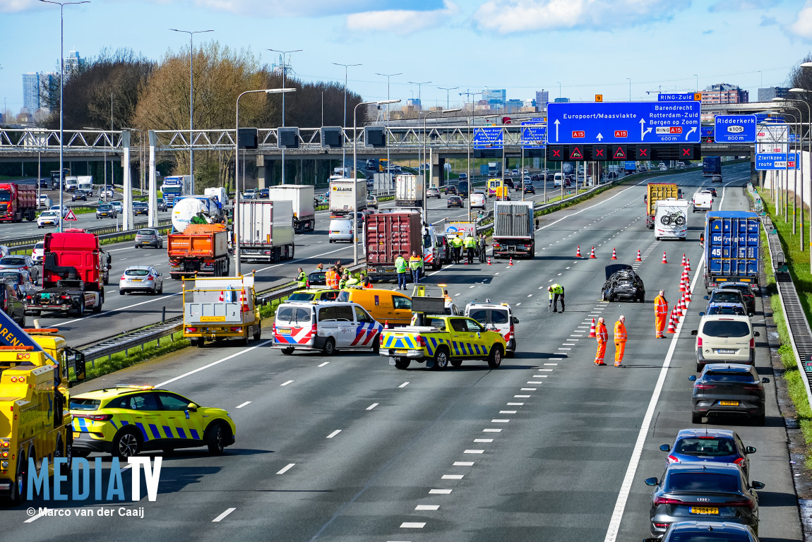 Zwaargewonde na aanrijding vrachtwagen en auto op de A15 richting Europoort