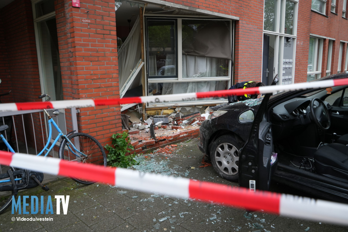 Grote schade nadat auto tegen gevel van woning rijdt Linker Rottekade Rotterdam