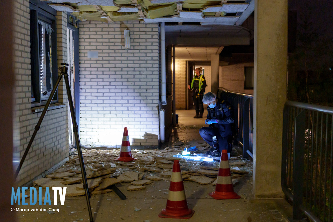 Meerdere huizen zwaar beschadigd na explosie op galerij van flat  Sint-Andriesstraat Rotterdam