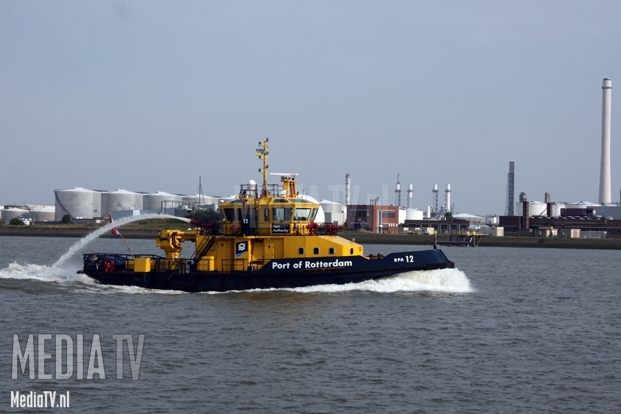Brandweer druk met rokende containers op de Maasvlakte Rotterdam