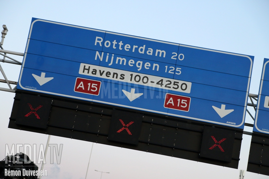 Vrachtwagen verliest container op de A15 Rotterdam Europoort