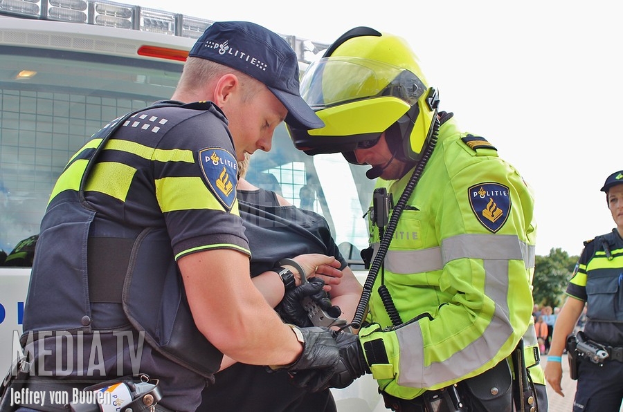 Politie valt woning criminelen binnen Nassaulaan Schiedam